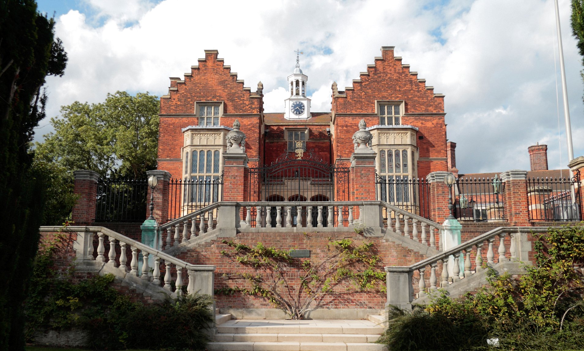 Tα ιδιωτικά σχολεία της Βρετανίας αγνοούν τις συστάσεις Τζόνσον και κλείνουν