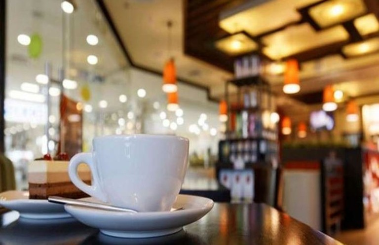 Λοιμωξιολόγοι: Τι προτείνουν για ωράριο και μουσική στην εστίαση