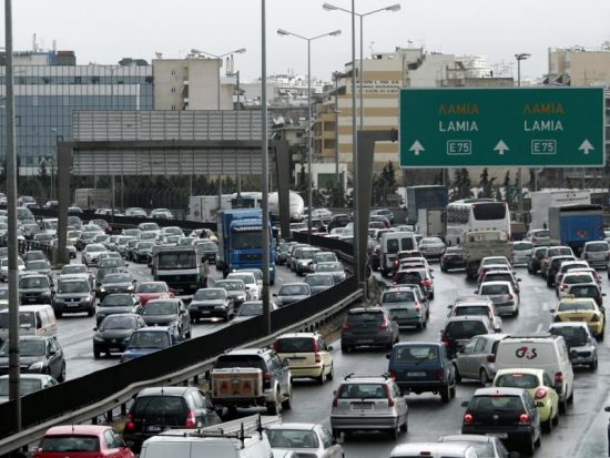 Κίνηση στην Αθήνα: Σχεδόν 44.000 οχήματα έφυγαν από την Αττική σε διάστημα 11 ωρών