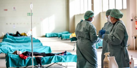 Κορωνοϊός: Μειώνονται οι νεκροί στην Ιταλία