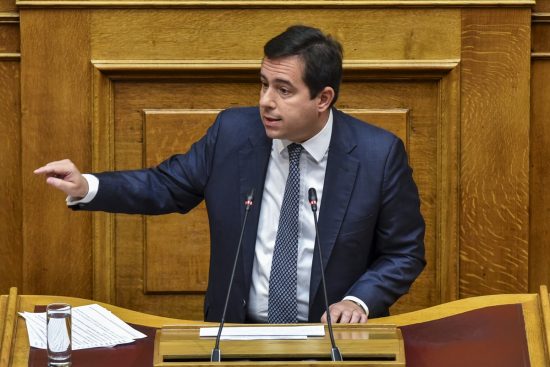 Μηταράκης: Αποχωρούν 10.000 πρόσφυγες από τα νησιά
