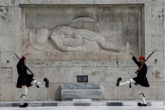 Υπουργείο Εθνικής Άμυνας: Ανάθεση της καθαριότητας του χώρου του Άγνωστου Στρατιώτη σε ιδιώτη, για όσο χρόνο απαιτηθεί