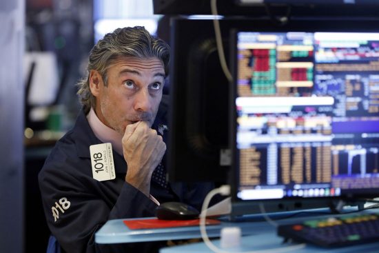 Wall Street: Περιμένει τη Γερουσία αγνοεί τη Fed, έχασε 582 μονάδες ο Dow Jones
