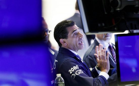 Wall Street: Διευρύνουν τις απώλειες οι δείκτες