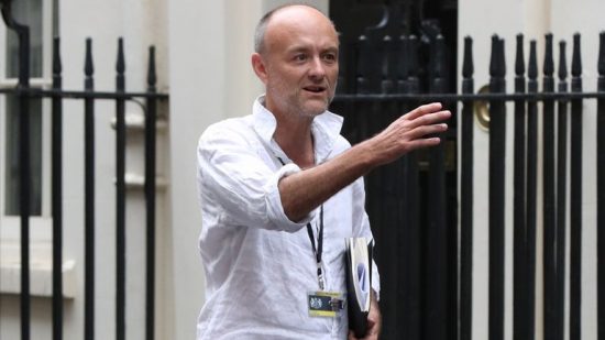 Reuters: Ο σύμβουλος του Τζόνσον απομονώνεται με συμπτώματα κορωνοϊού