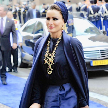 H πανίσχυρη Σεΐχα Μόζα του Κατάρ αγόρασε το θρυλικό Ritz του Λονδίνου