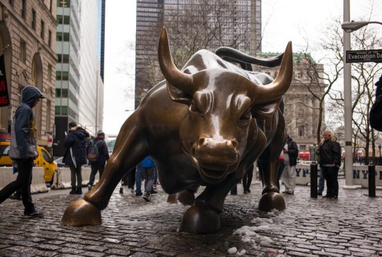Μετοχές: Το ράλι μπορεί να συνεχιστεί και χωρίς μείωση επιτοκίων λένε οι «ταύροι» της Wall Street