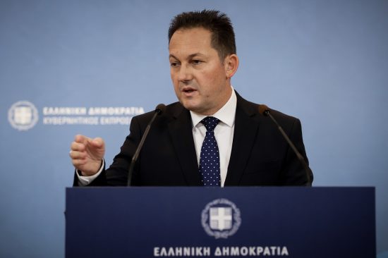Πέτσας: Ο κ. Βαρουφάκης να ζητήσει συγγνώμη – Να αποδείξει ότι μένει μόνιμα στην Αίγινα