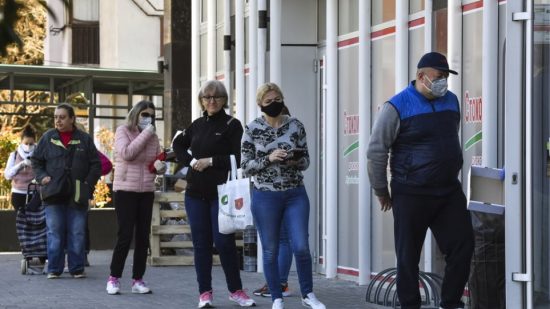 Κορωνοϊός: Ποιες χώρες οδηγούν την κούρσα για την ανοσία της αγέλης