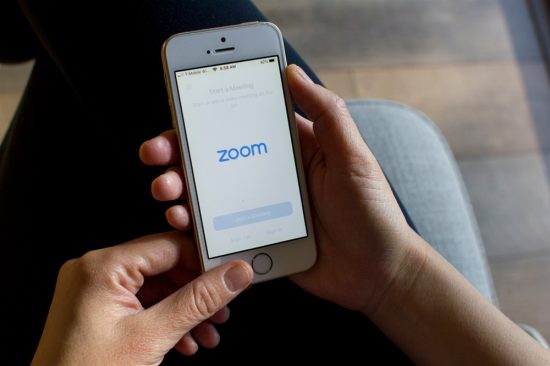Zoom Video Communications: Γιατί προχωρά σε απολύσεις