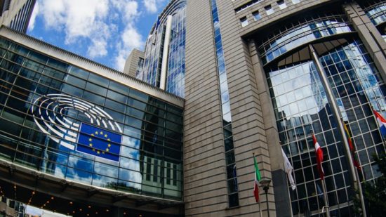 Πώς αλλάζουν ρότα επενδυτικά κεφάλαια 17 τρισ. ευρώ, λόγω της ευρωπαϊκής οδηγίας για τη βιώσιμη ανάπτυξη