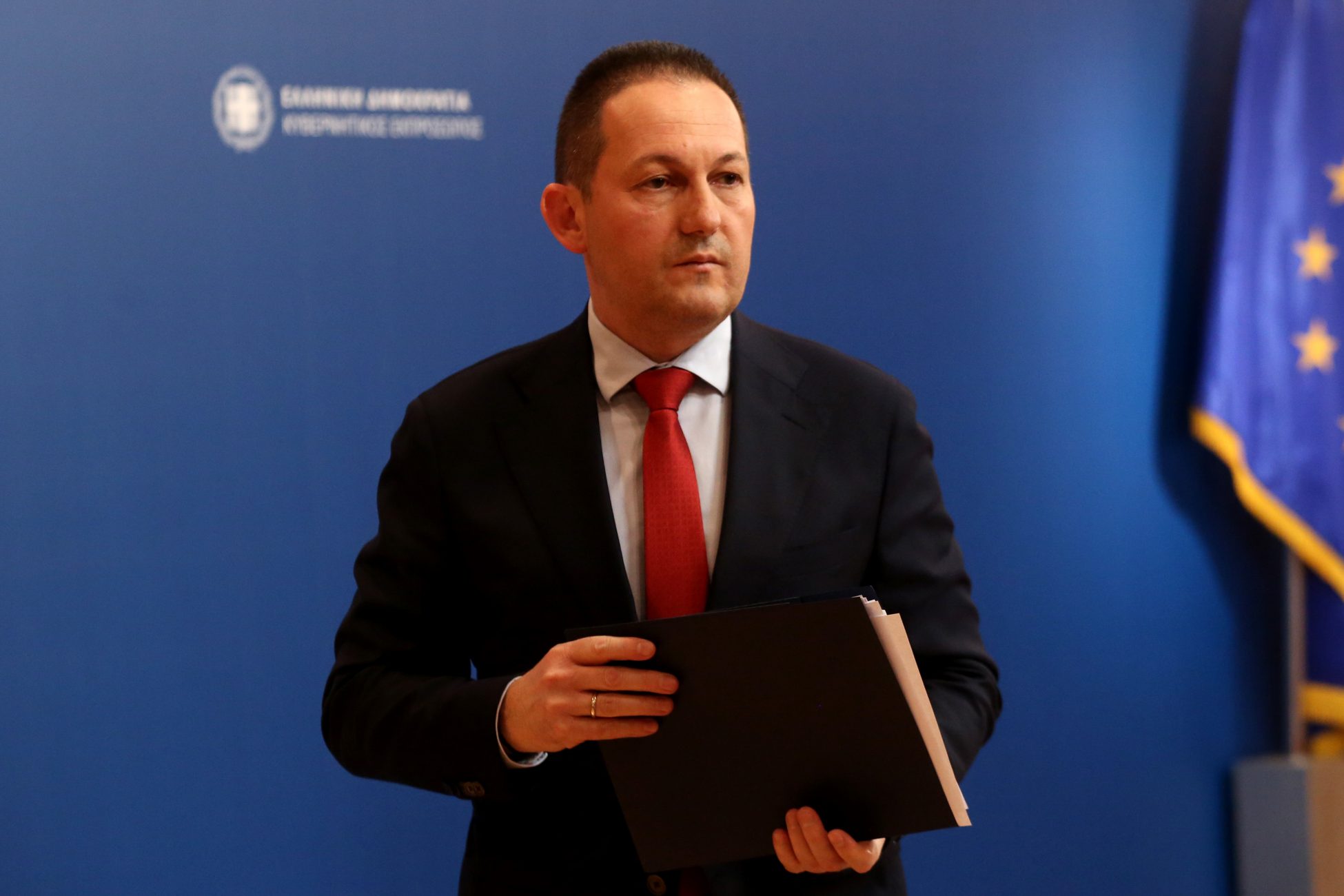 Πέτσας: Υποχρεωτική η χρήση μάσκας σε αεροπλάνα, πλοία και ΚΤΕΛ