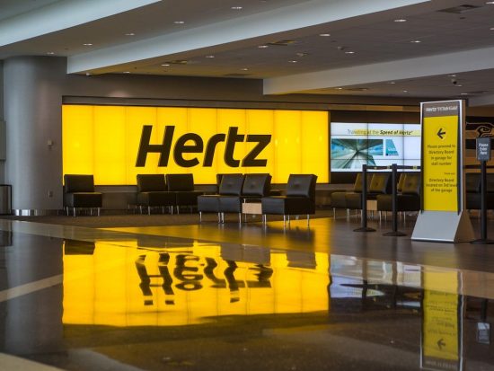 Η Hertz επιστρέφει σε κέρδη χάρη στη μείωση κόστους του στόλου ενοικίασης