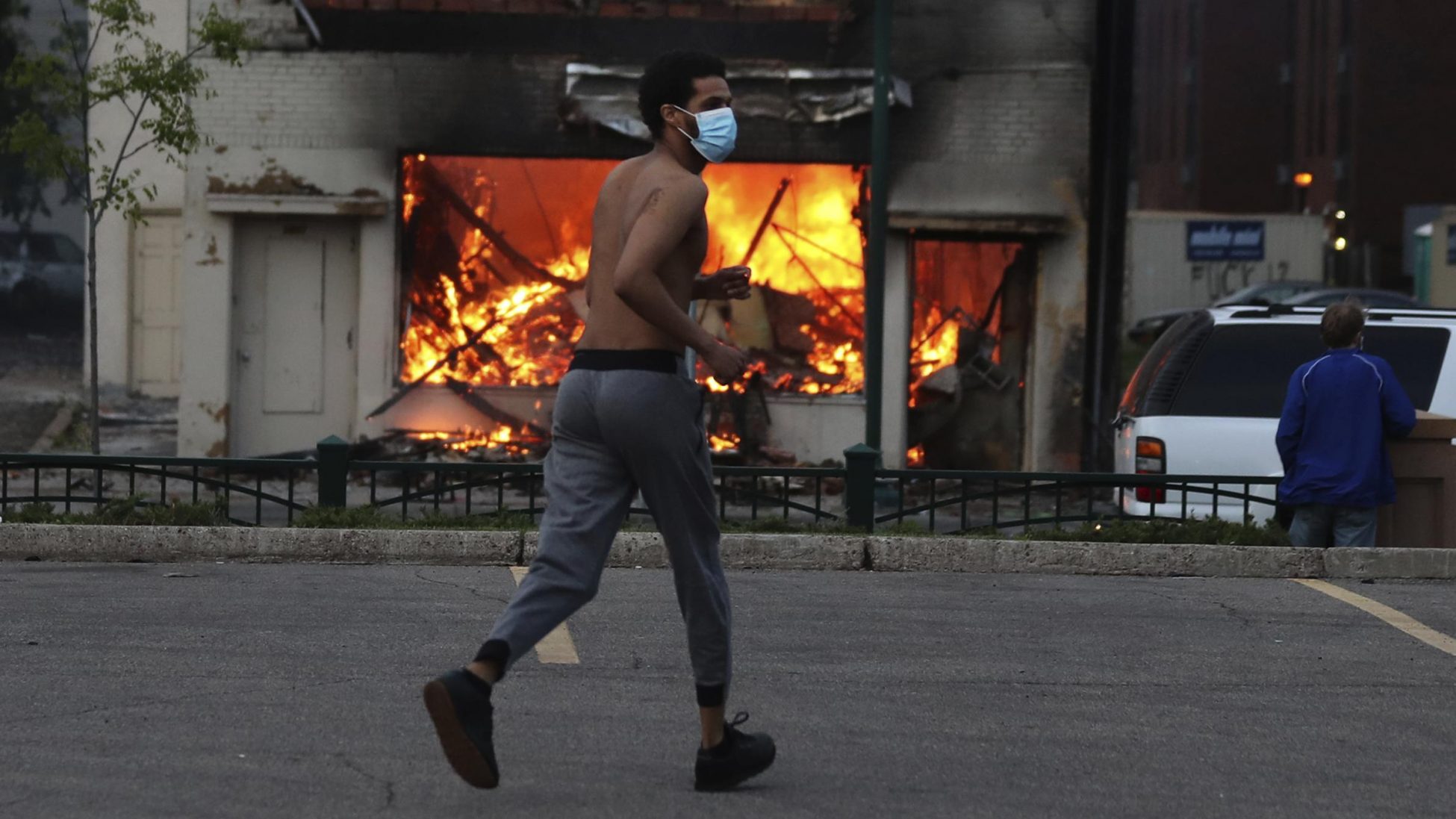 Στις φλόγες η Μινεάπολις, στους δρόμους η εθνοφρουρά