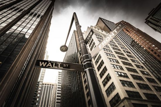 Wall Street: Γιατί μειώθηκαν τα μπόνους το 2022