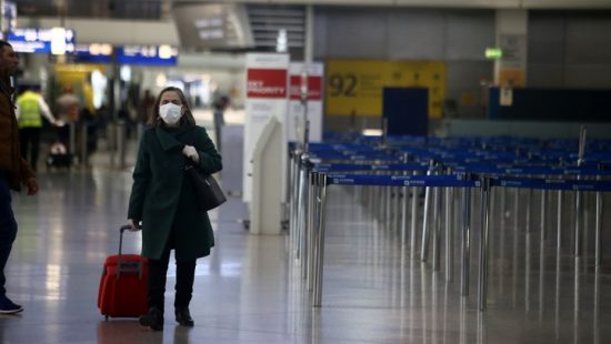 Οι πτήσεις μετά την πανδημία: Με μάσκες και χωρίς αποχαιρετισμούς στα αεροδρόμια
