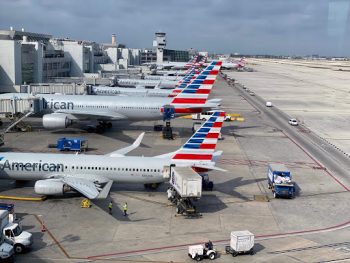 Περικοπές στην American Airlines: Καταργεί το 30% του διευθυντικού και βοηθητικού προσωπικού