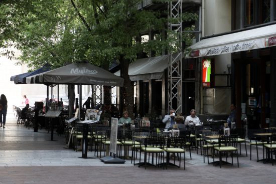 Με προφυλάξεις και συγκρατημένη αισιοδοξία η πρεμιέρα της εστίασης