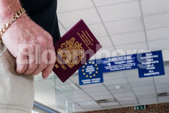 Η ΕΕ απειλεί με νομικά μέτρα το Ηνωμένο Βασίλειο για την ελεύθερη κυκλοφορία ανθρώπων