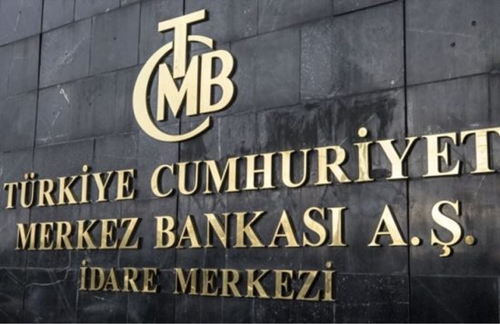 Τουρκία: Η Κεντρική Τράπεζα αθωώνει τα επιτόκια (και τον Ερντογάν) για τη βουτιά στη λίρα
