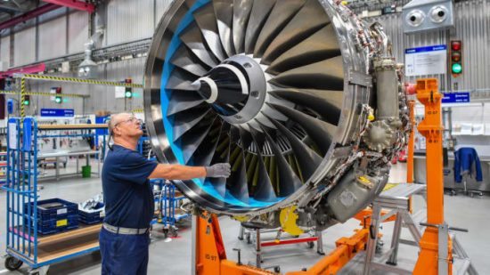 Rolls-Royce: Θέτει σε προσωρινή αργία 4.000 υπαλλήλους