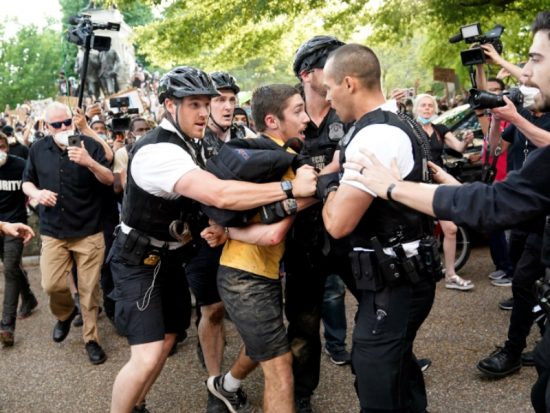 Ταραχές στις ΗΠΑ: Νεκρός 19χρονος από πυροβολισμούς στα επεισόδια για τον Φλόιντ