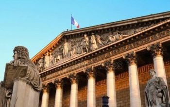 Γαλλία: Νόμος υποχρεώνει τους κολοσσούς του διαδικτύου να διαγράφουν παράνομο περιεχόμενο εντός μιας ώρας