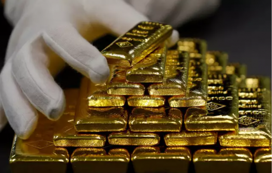 FT: Τώρα και τα Hedge funds αγοράζουν χρυσό – Φοβούνται υποτίμηση λόγω ξέφρενου «τυπώματος»
