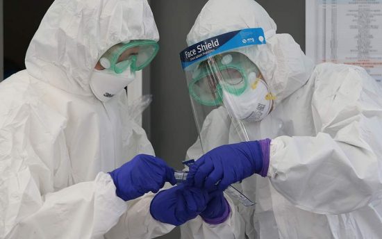 Bloomberg: Tα νέα κρούσματα στην Κίνα δείχνουν ότι ο ιός θα μπορούσε να μεταλλαχθεί