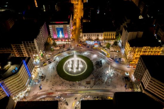 Παραδόθηκε στους Αθηναίους η πλατεία Ομονοίας με το ανανεωμένο σιντριβάνι