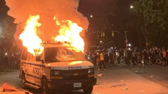 «Τσουνάμι» οργής στις ΗΠΑ: Και τρίτος νεκρός στα βίαια επεισόδια, πυρά κατά δημοσιογράφων