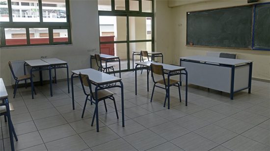 Σχολεία: Ανοίγουν με 15 μαθητές ανά τάξη, αποστάσεις 1,5 μέτρου και… μεμβράνη στους υπολογιστές