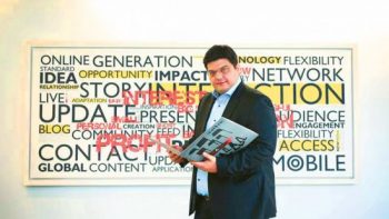 Εκτός Akazoo ο CEO Απόστολος Ζερβός