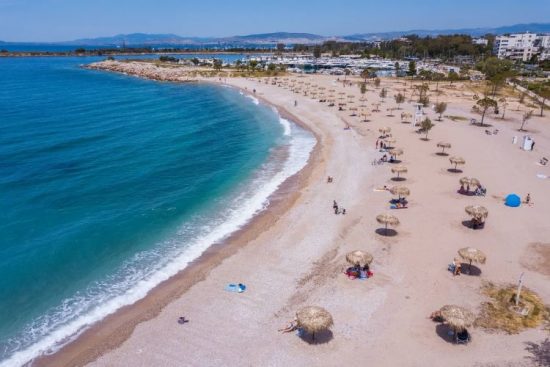 Υπό δρακόντεια μέτρα και με τσουχτερά πρόστιμα ανοίγουν παραλίες και εκκλησίες