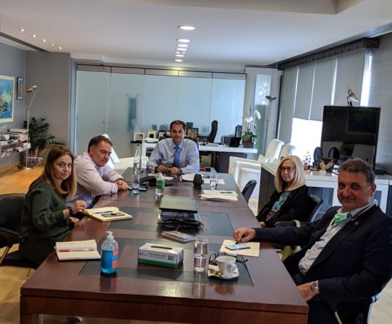 Συνάντηση Θεοχάρη – ξενοδόχων για τα υγειονομικά πρωτόκολλα