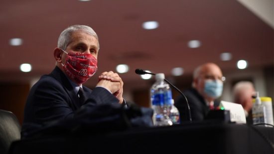 Φάουτσι: Θα προσδιορίσουμε ξανά πότε οι πολίτες είναι «πλήρως εμβολιασμένοι»