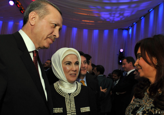 O Ερντογάν διόρισε ως πρόεδρο της Στατιστικής το σύζυγο της γραμματέως της Εμινέ!