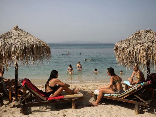 FT: Η Ελλάδα και χώρες της Μεσογείου πιέζουν για «αερογέφυρα» με την Βρετανία