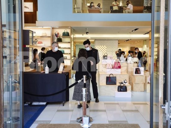 ΗΠΑ: Αύξηση-ρεκόρ των καταναλωτικών δαπανών τον Μάιο εν μέσω μείωσης των εισοδημάτων