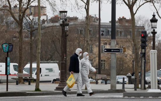 Γαλλία: Στην «κόκκινη» λίστα οι ΗΠΑ – Καραντίνα 10 ημερών για τους ανεμβολίαστους ταξιδιώτες