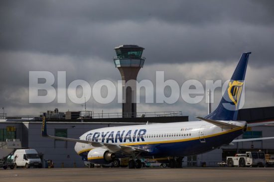 Ξεσπαθώνει η Ryanair: «Βλακώδη σκουπίδια» το βρετανικό σχέδιο αερογέφυρας για τον τουρισμό
