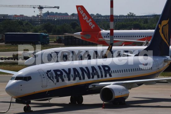 «Πόλεμος τιμών» στις αεροπορικές: Ποιες πουλούν τα φθηνότερα εισιτήρια