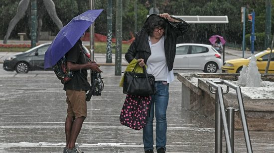 Meteo: Σποραδικές και τοπικές μόνο βροχές την Κυριακή – Πιθανώς και στην Αττική (vid)
