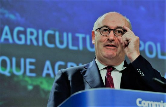 Ο Φιλ Χόγκαν αποσύρει την υποψηφιότητά του για τον Παγκόσμιο Οργανισμό Εμπορίου