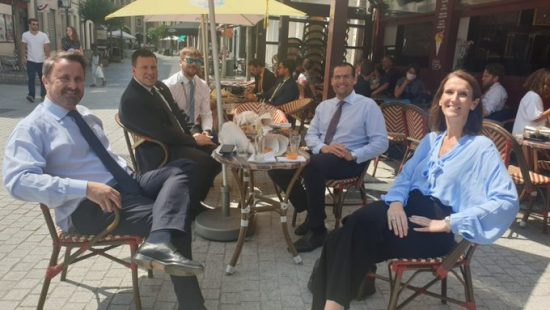 Αυτή η «πολυμερής συνάντηση», στο περιθώριο της Συνόδου, γίνεται γύρω από τηγανιτές πατάτες!