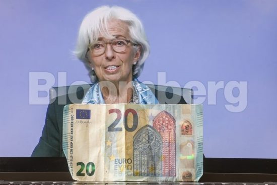 Η Λαγκάρντ περιμένει αποπληθωρισμό καθώς η κρίση μετασχηματίζει την οικονομία