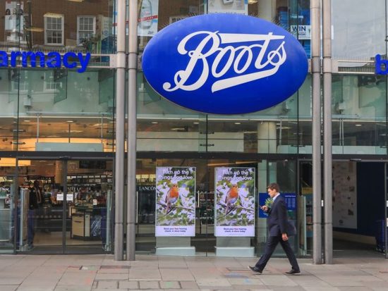 «Λουτρό αίματος» στην αγορά εργασίας της Βρετανίας:  60.000 απολύσεις σε ένα 24ωρο