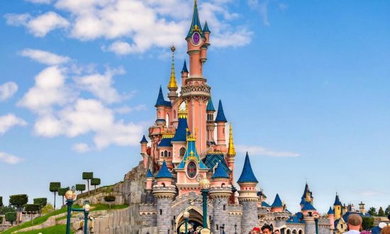Disneyland: Αυξάνει κατά 6% τις τιμές τα Σαββατοκύριακα και τις αργίες