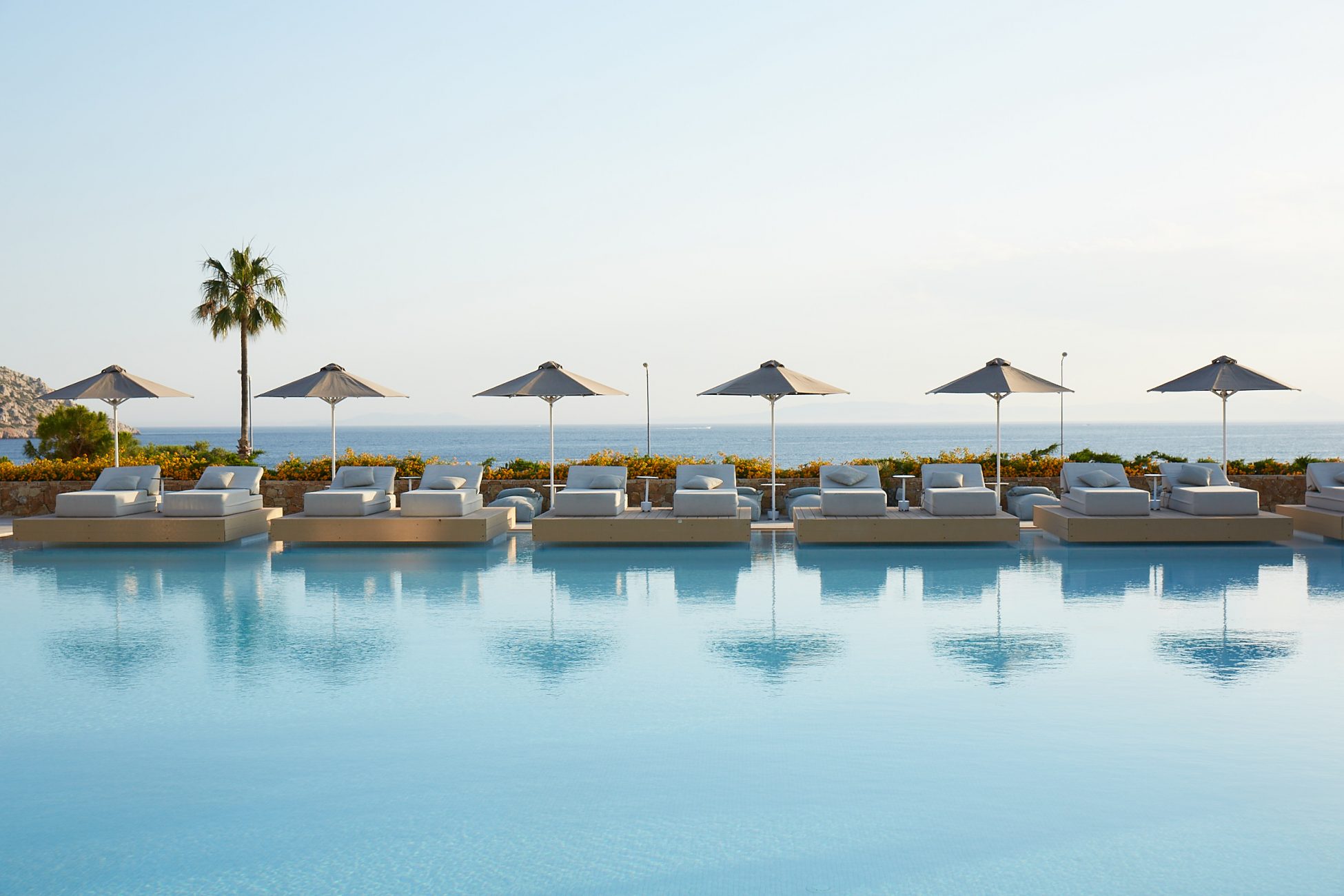 Restart για δύο ξενοδοχεία στην Αθηναϊκή Ριβιέρα κάτω από την «ομπρέλα» Αράβων επενδυτών