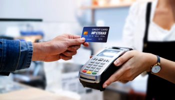 Το 30% του εισοδήματος με ηλεκτρονικές δαπάνες… παρά τον κορωνοϊό